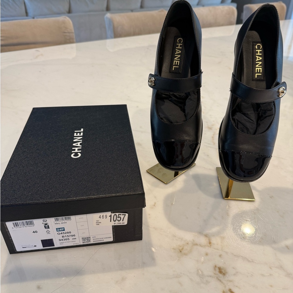 Chanel Black Flats with Elegant with patient leather .